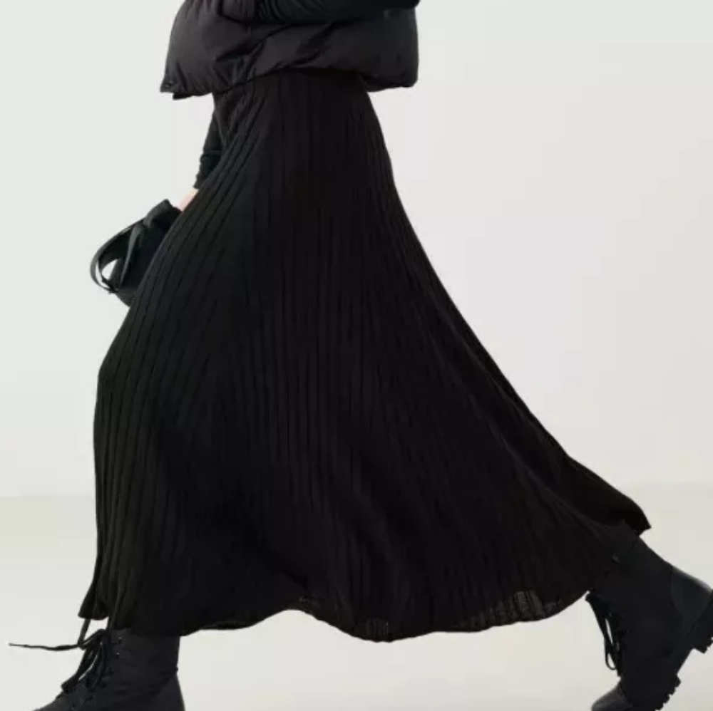 Uniqlo : C Collection Merino Blend Black Ribbed Pleated Maxi Skirt - Medium